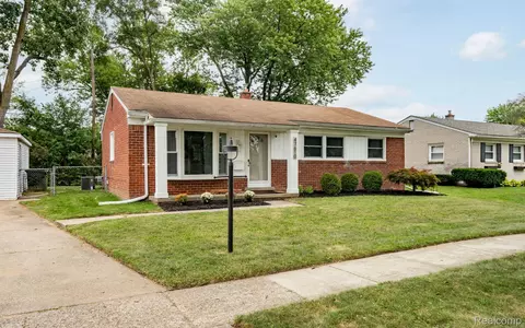 47610 Winthrop St, Shelby Township, MI 48317