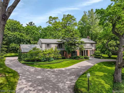 1157 W Glengarry Cir, Bloomfield Hills, MI 48301