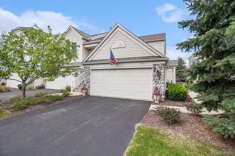 501 Dockside Cir, Holly, MI 48442