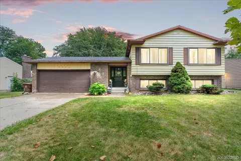 2524 Newport Dr, Lansing, MI 48906