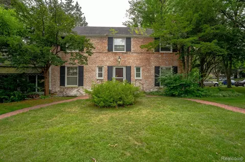 26120 Hendrie Blvd, Huntington Woods, MI 48070