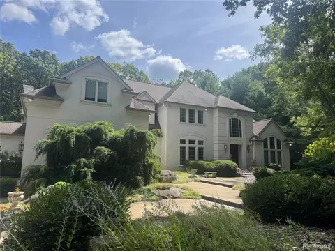 12240 Woodline Dr, Fenton, MI 48430