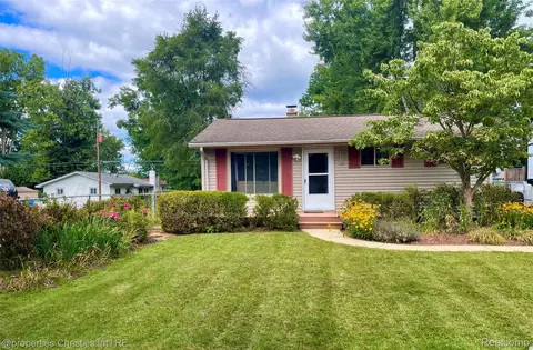 374 W Grand Traverse St, Commerce, MI 48382