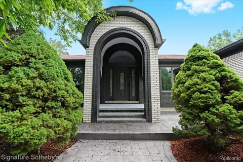 40526 Woodside Dr, Clinton Township, MI 48038