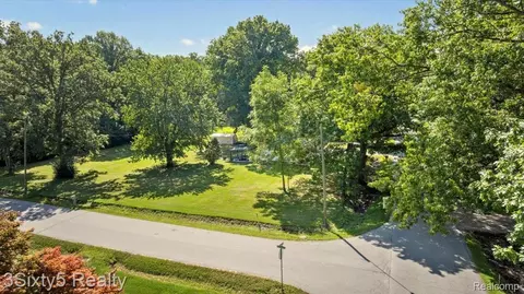 20223 Newman Dr, Brownstown, MI 48183