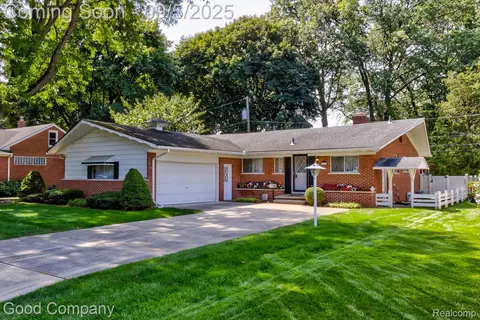 31721 Lexington St, Warren, MI 48092