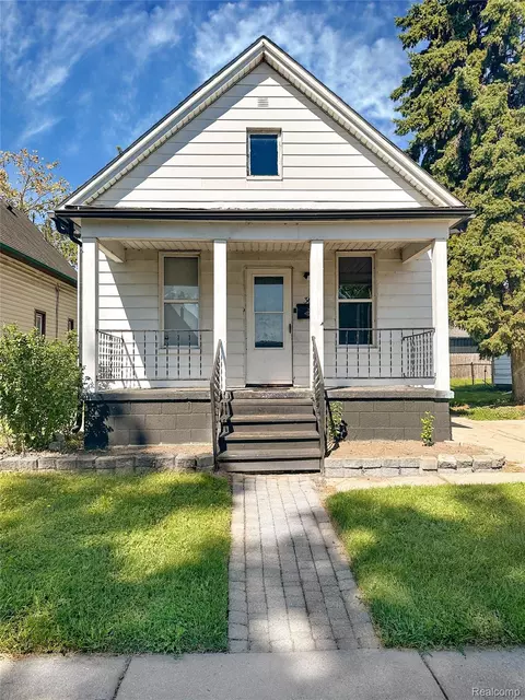 36 Beyne St, Mount Clemens, MI 48043