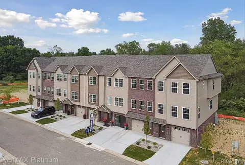 1691 Pinecroft Ln, Howell, MI 48855