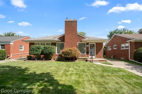 21811 Edmunton St, Saint Clair Shores, MI 48080