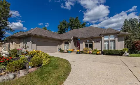 2596 Cedar Key Dr, Lake Orion, MI 48360