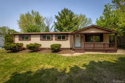 420 6th St, Marysville, MI 48040