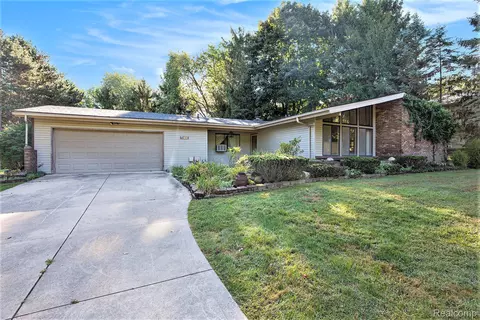 7334 Parkwood Dr, Tyrone, MI 48430