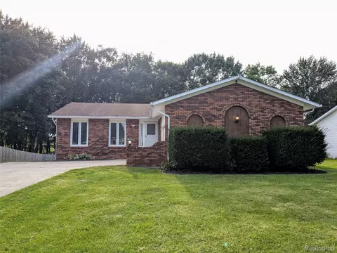 270 W Winds Dr, Almont, MI 48003