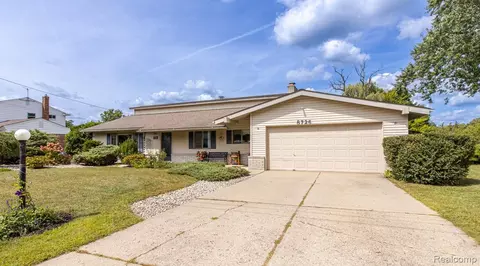 8726 Sandy Crest Dr, White Lake, MI 48386