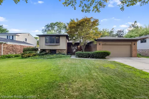 5785 Patterson Dr, Troy, MI 48085