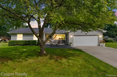 11223 Woodbridge Dr, Grand Blanc, MI 48439