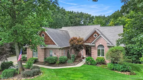2435 Canyon Ridge Dr, White Lake, MI 48383