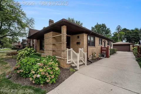 1823 Davis St, Wyandotte, MI 48192