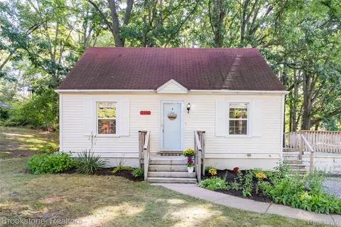 2436 Richwood Rd, Auburn Hills, MI 48326