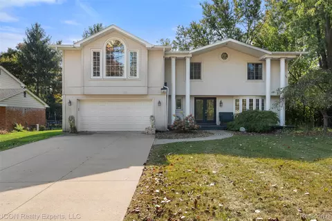 1965 Devonshire Rd, Bloomfield Hills, MI 48302