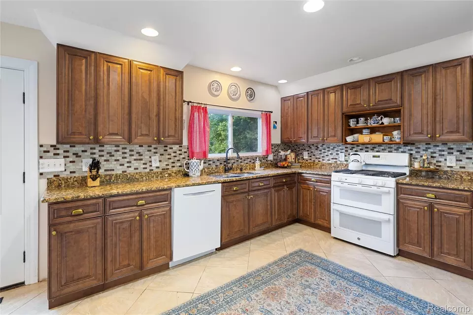 Kitchen - 46150 7 Mile Rd, Northville, MI 48167 photo 2 of 4