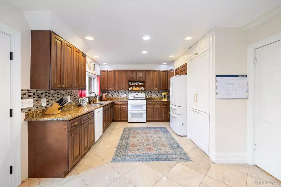 Kitchen - 46150 7 Mile Rd, Northville, MI 48167 photo 3 of 4