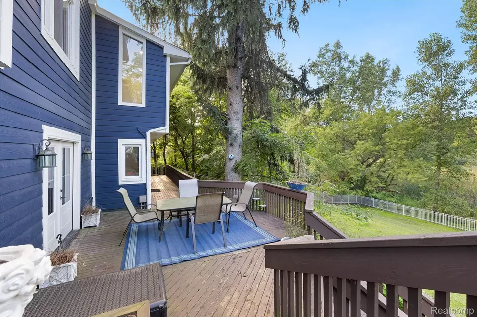Exterior - 46150 7 Mile Rd, Northville, MI 48167 photo 5 of 6