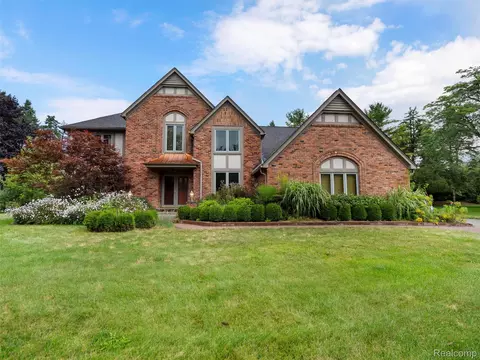 1906 Independence Ct, Rochester Hills, MI 48306
