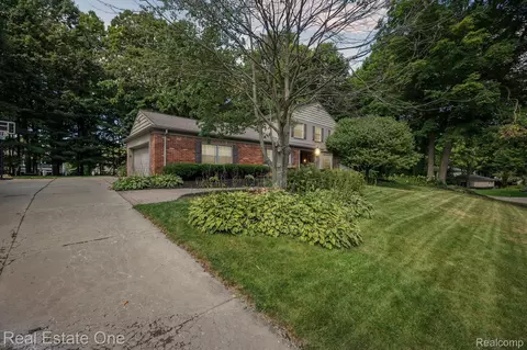 28815 Oak Point Dr, Farmington Hills, MI 48331
