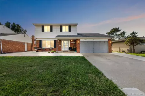 33879 Richard O Dr, Sterling Heights, MI 48310