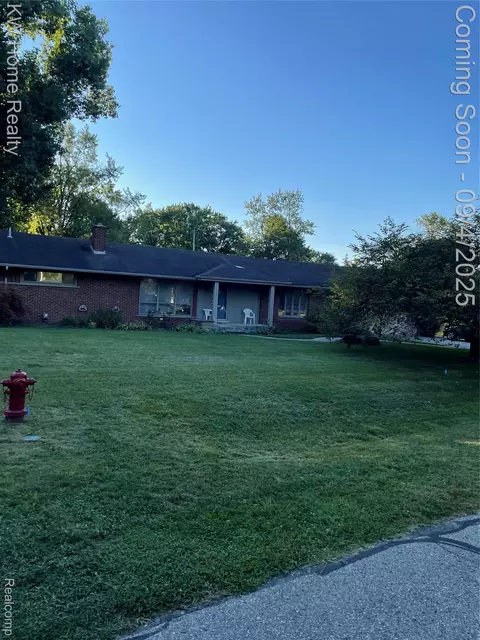 28264 Bayberry Rd, Farmington, MI 48331