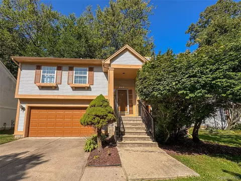 870 Huntclub Blvd, Auburn Hills, MI 48326