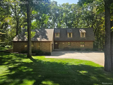 11910 Brandywine Dr, Brighton, MI 48114