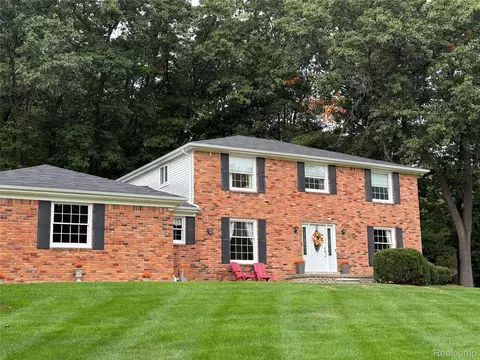 5540 Bostall Woods Dr, Oakland, MI 48306