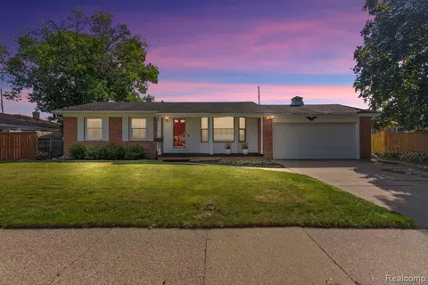 1610 Ravenswood Dr, Lansing, MI 48917