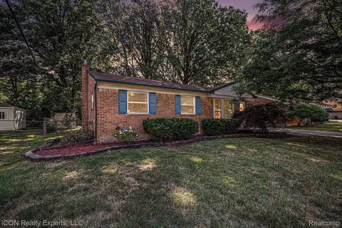 28048 Pierce St, Southfield, MI 48076