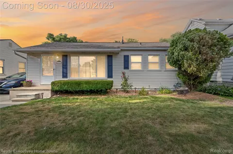 20419 Williamson St, Clinton Township, MI 48035