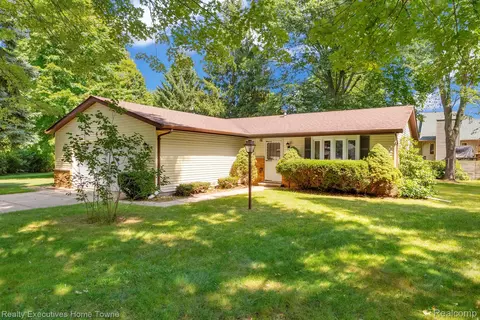 4415 Cambridge Dr, Port Huron, MI 48060