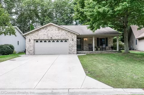 3875 Oak Hills Cir, Port Huron, MI 48060