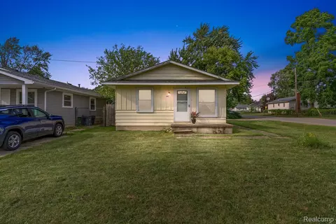 2087 E Schumacher St, Burton, MI 48529