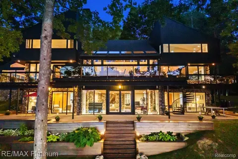 2095 Brighton Shores Trl, Genoa, MI 48843