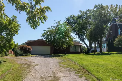 27885 E River Rd, Grosse Ile, MI 48138