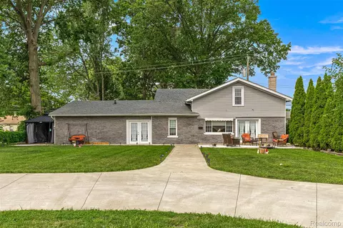 6253 Lathers St, Garden City, MI 48135