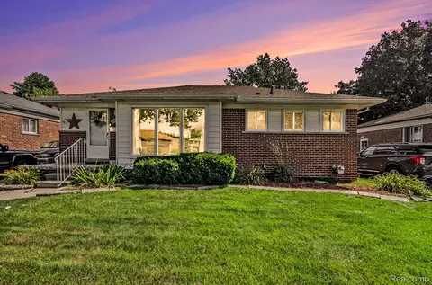 25718 Harmon St, Saint Clair Shores, MI 48081
