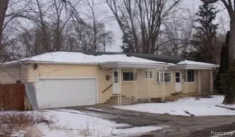 3302 Newton Rd, Commerce, MI 48382