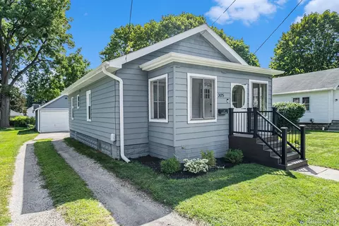 305 Center St, Holly, MI 48442