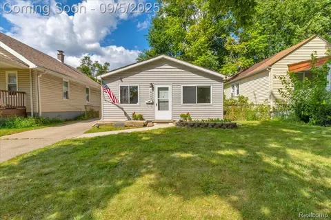 1429 E George Ave, Hazel Park, MI 48030