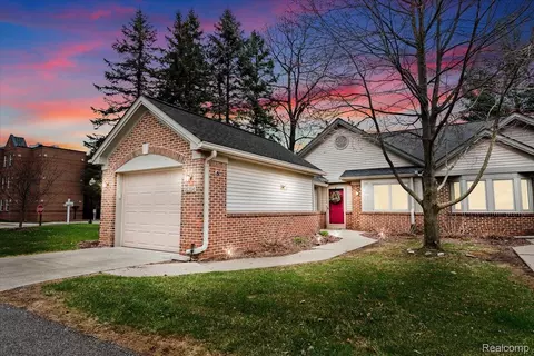21304 Juniper Ct #69, Farmington Hills, MI 48336