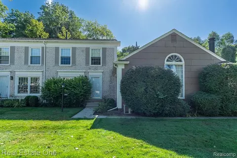 1312 Brook Ln, Rochester Hills, MI 48306