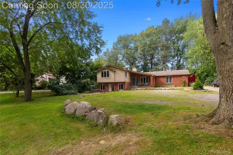 6600 Westphalia, West Bloomfield, MI 48324